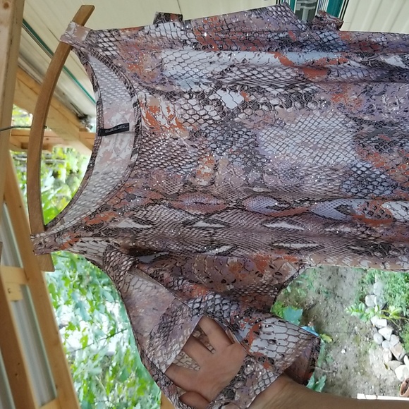 Sz L Snakeskin Sparkle Top - Picture 8 of 10